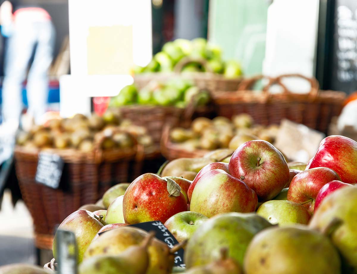 Fruits et légumes sur un téal du marché de Saint-André des Eaux