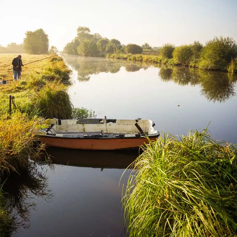 Barque sur un canal du marais de Brière proche du camping