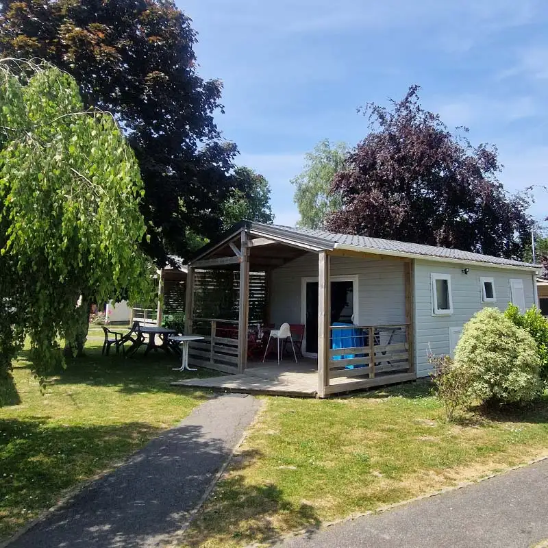 Chalet type La Baule avec des grands arbres au camping près de la Baule