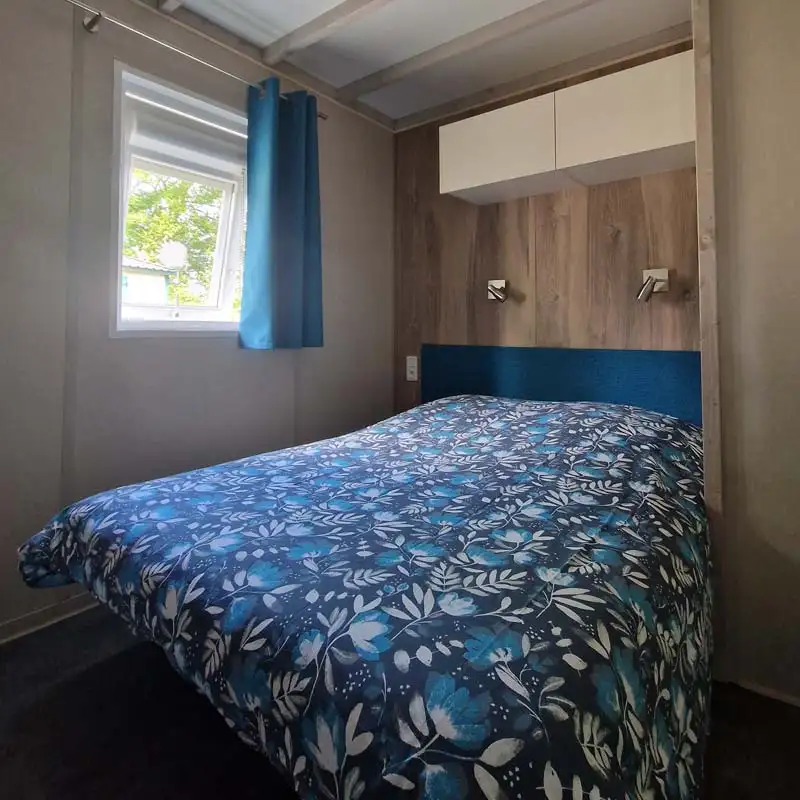 Lit double dans un mobil-home à louer au camping près de la Baule