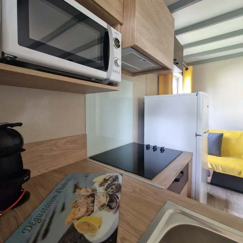 Coin cuisine d'une location de vacances au camping en Brière