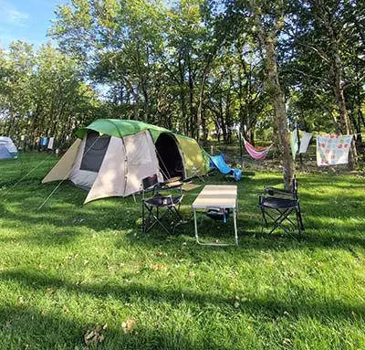 Tente plantée sous les arbres dans la parc du camping près de la Baule