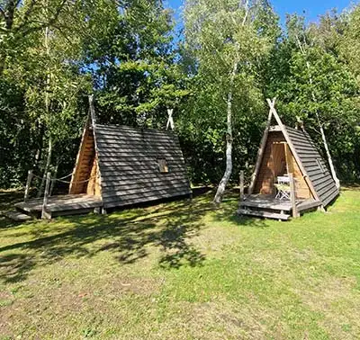 Hutte cabadienne au sein du parc arboré du camping en Brière