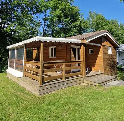 Grande terrasse en bois couverte d'un mobil-home à louer près de la Baule