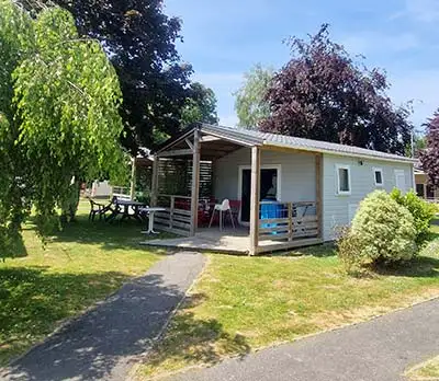Mobil-home avec terrasse couverte au camping en Bretagne sud