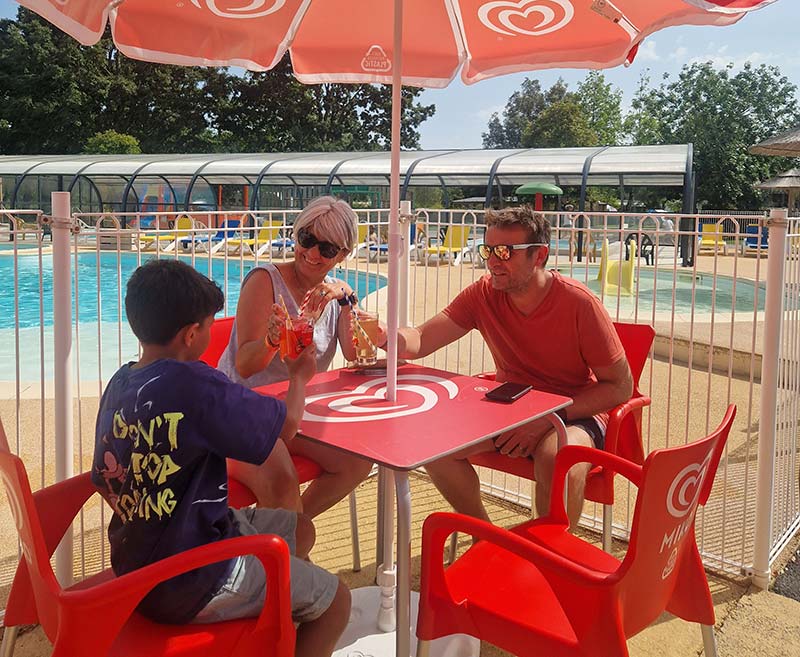 Le bar du camping en Bretagne sud les Chalands fleuris en Brière