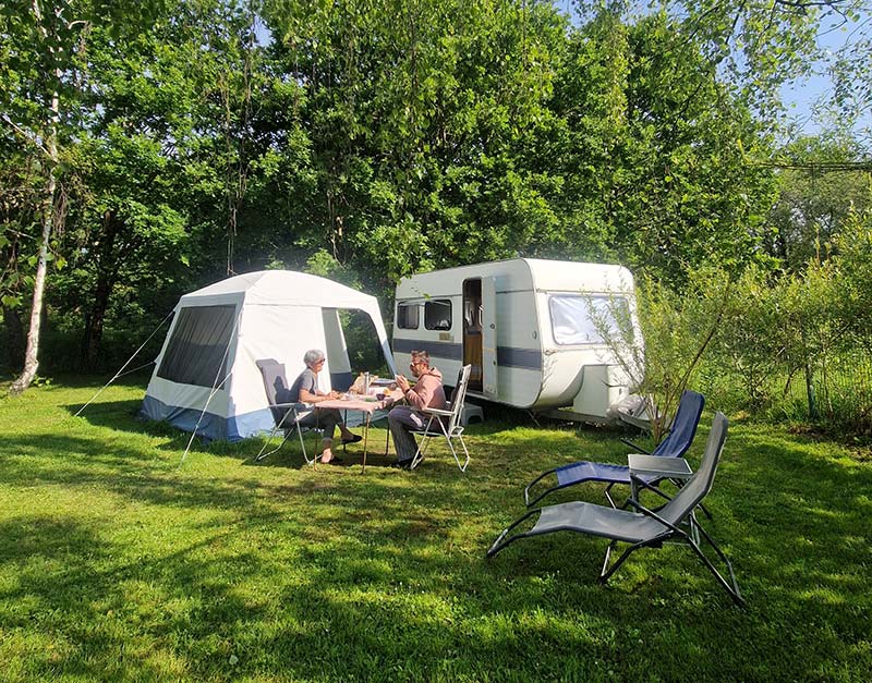 Salon de jardin devant une tente sur un emplacement de camping près de la Baule