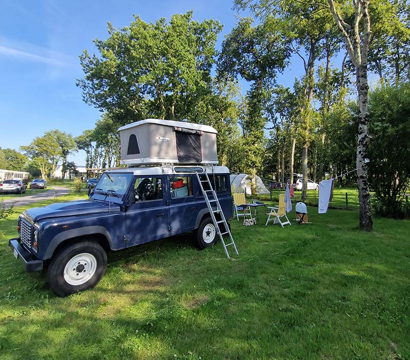 Salon de jardin devant une tente sur un emplacement de camping près de la Baule