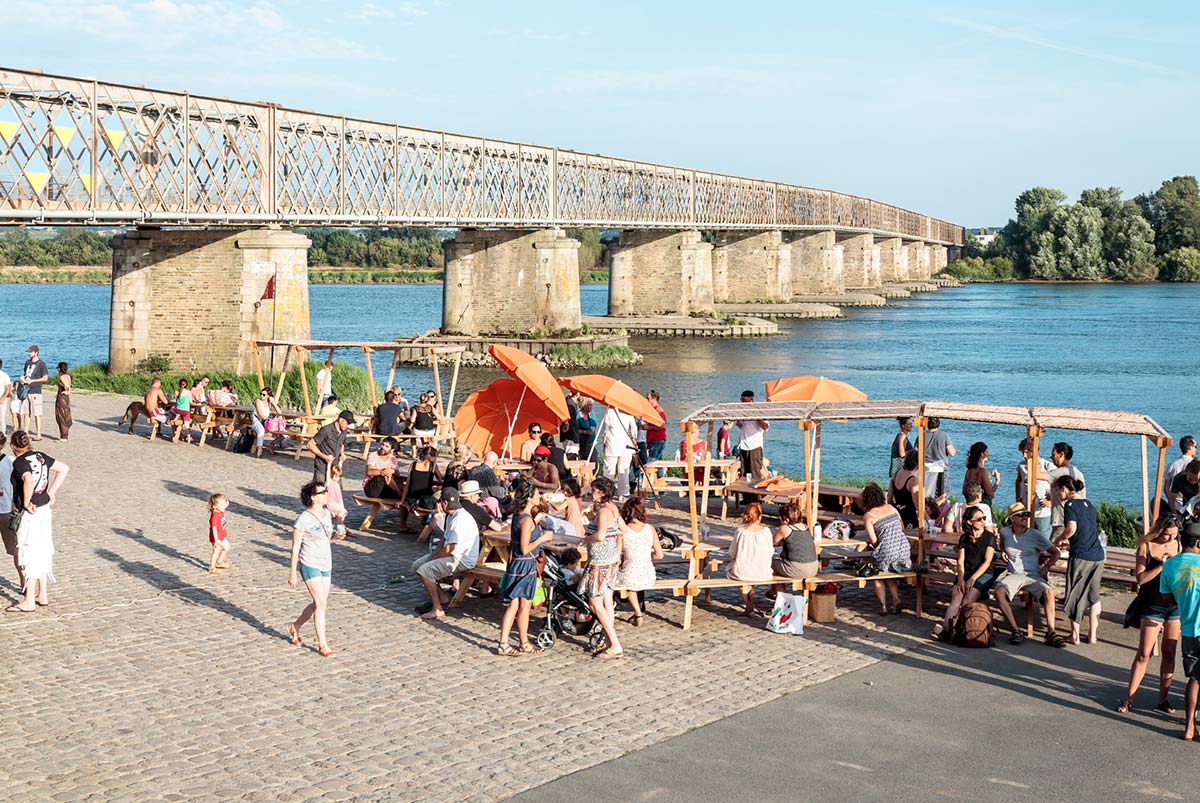 Pont sur l'Erdre avec terrasse de bars à Nantes