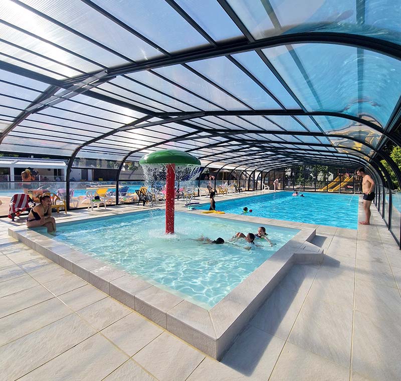 Covered and heated swimming pool in the aquatic area of the campsite in Brittany