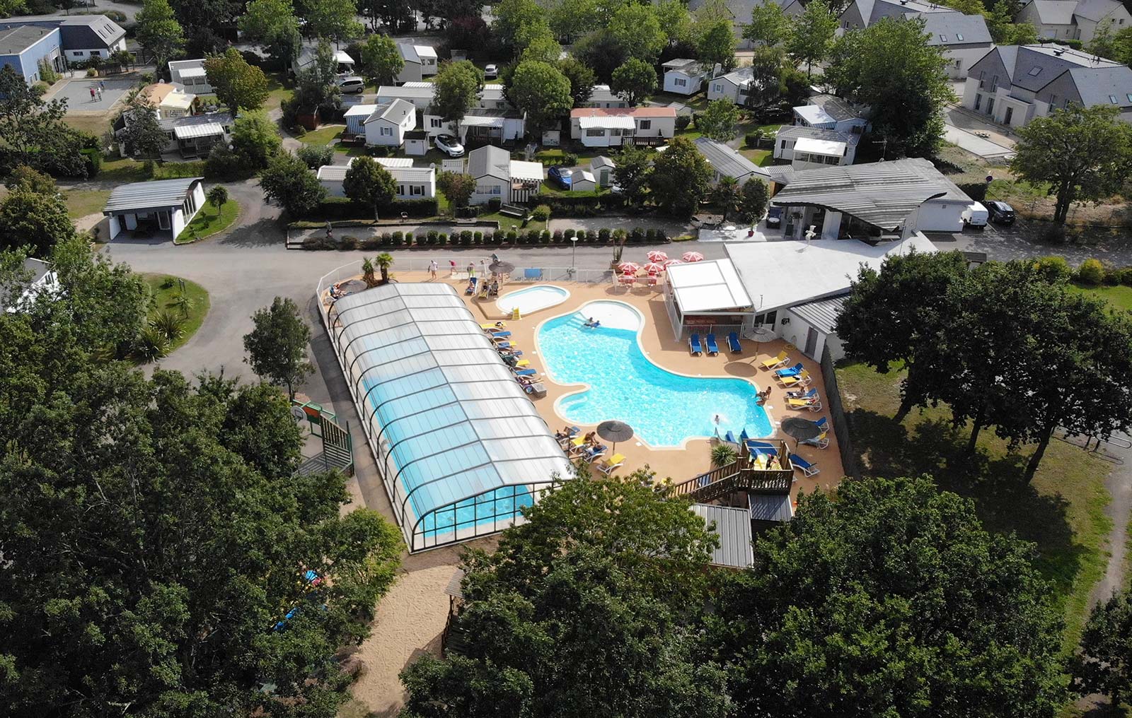 Vue aérienne de l'espace aquatique du camping en Bretagne sud