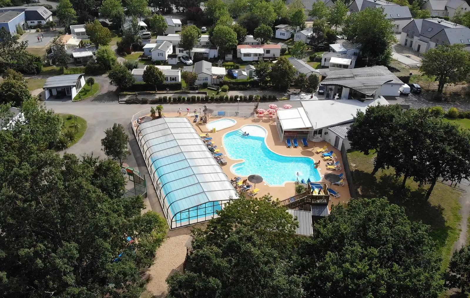Vue aérienne de l'espace aquatique du camping en Bretagne sud