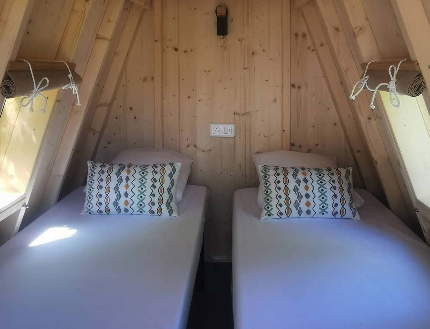 Deux lits à l'intérieur de la cabadienne au camping près de la Baule