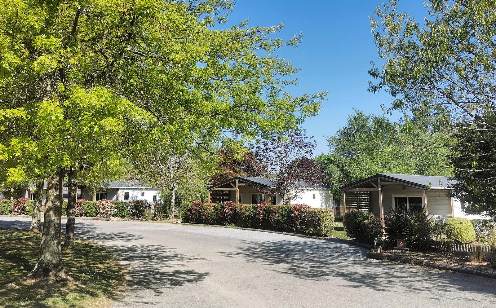 Allée du camping Les Chalands Fleuris avec location de chalet en Brière