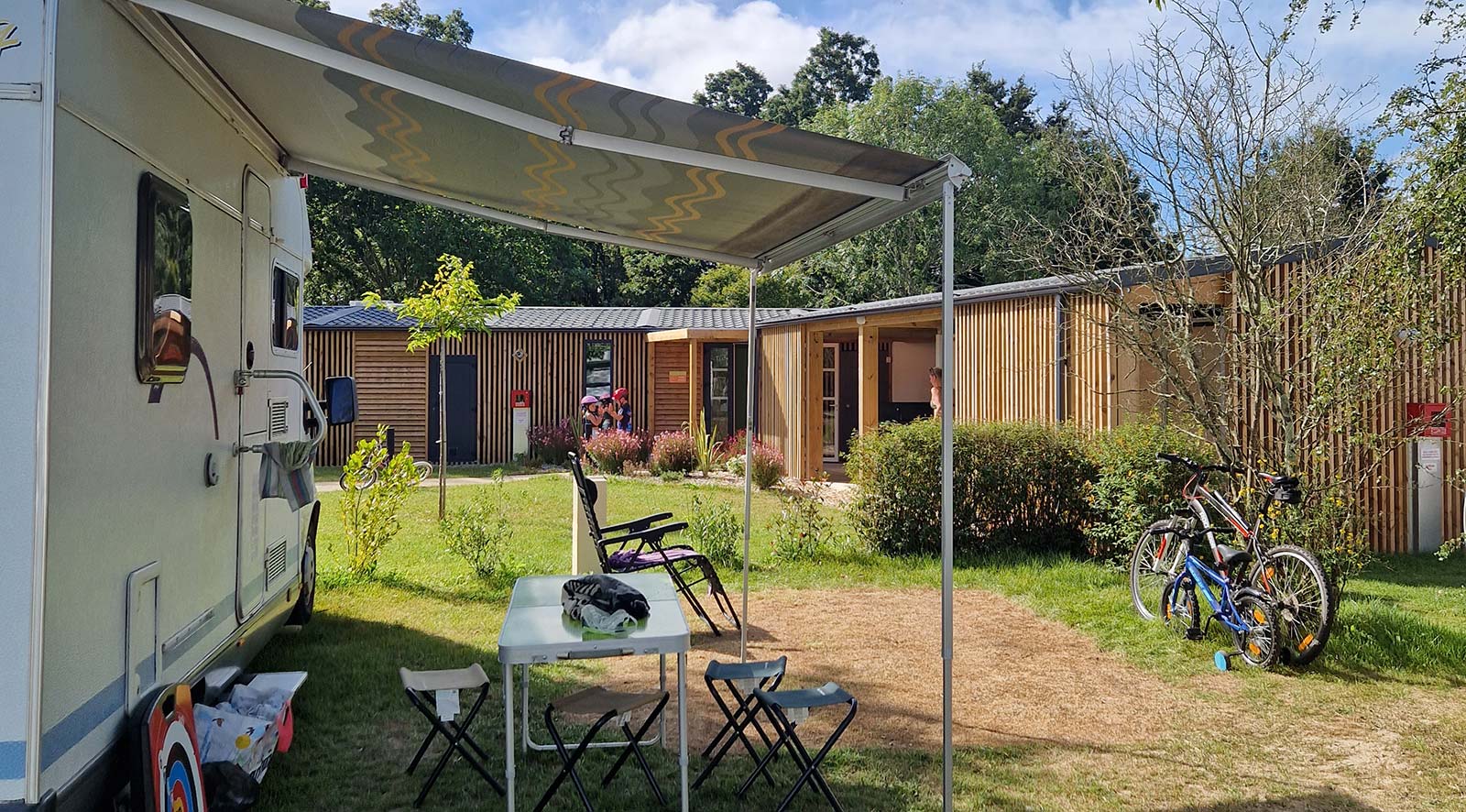 Allée du parc du camping les Chalands Fleuris en Bretagne sud