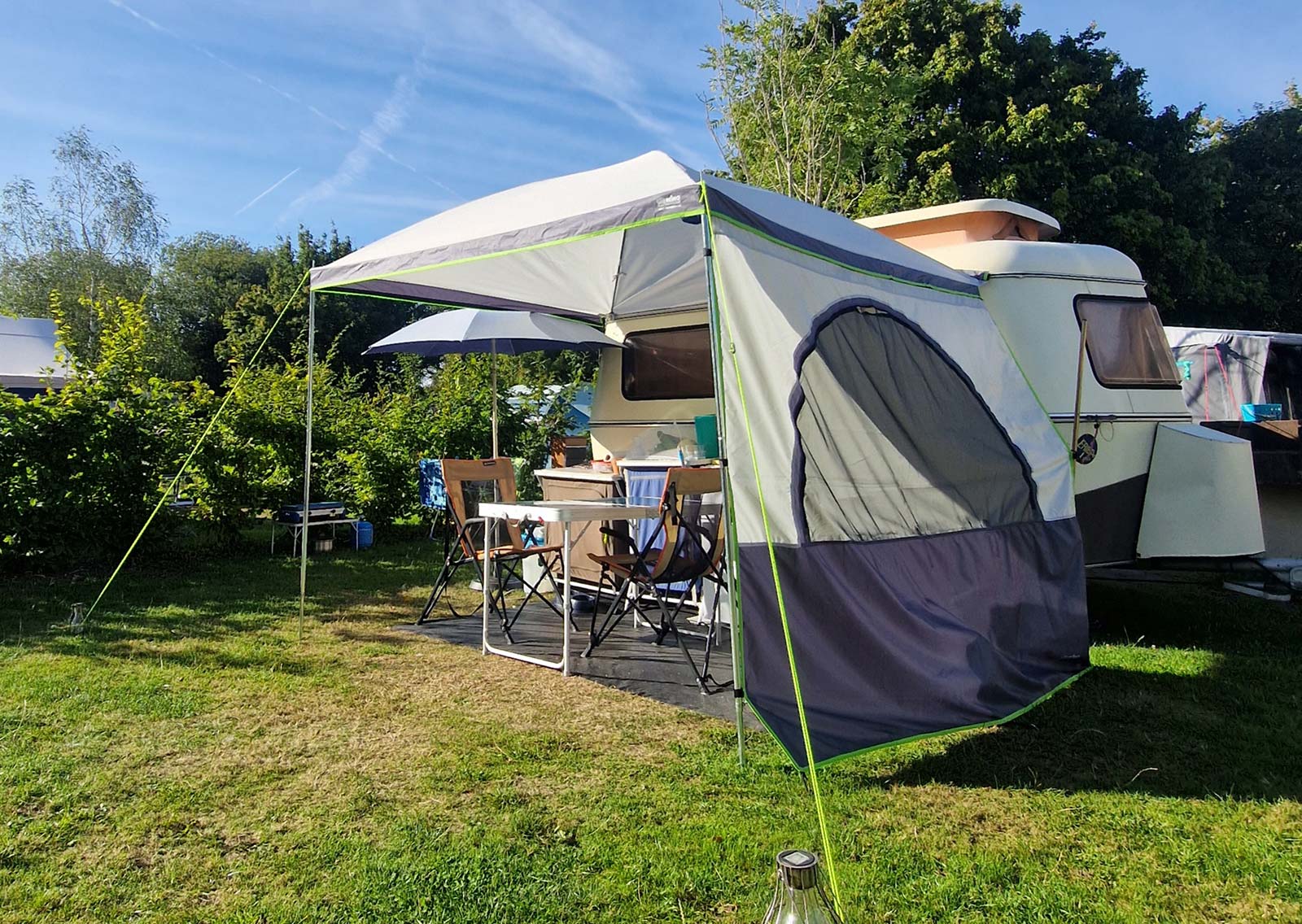 Vue du parc du camping avec emplacement pour caravane à Saint-André des Eaux