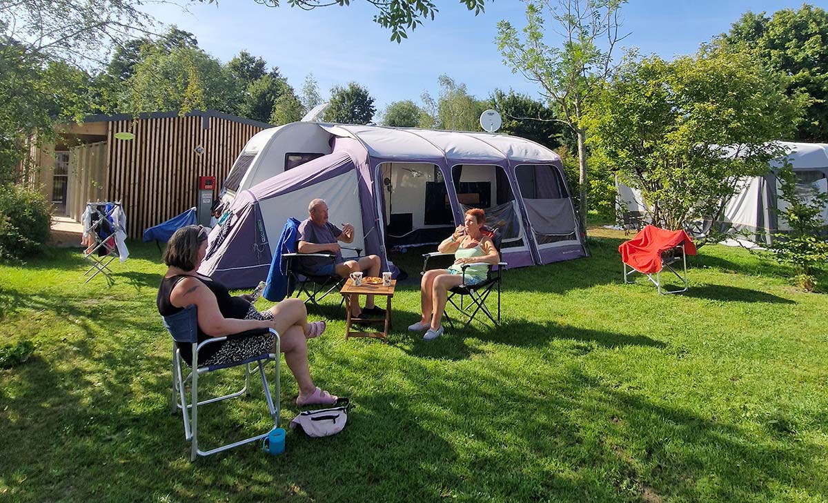 Emplacement de camping avec tente sous les arbres en Brière