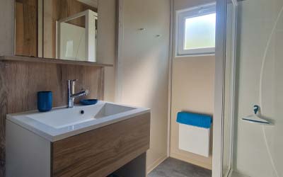 Salle de douche avec lavabo du chalet modèle La Baule 2/4 personnes