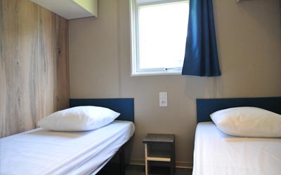 Vue des lits double de la chambre pour enfants modèle La Baule 2/4 personnes