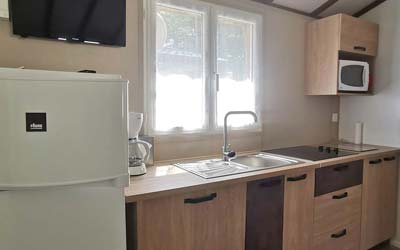 The kitchen area of the Brière chalet for 2 people at the Chalands Fleuris campsite