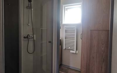 Salle de douche de la location modèle Nantes au camping les Chalands Fleuris