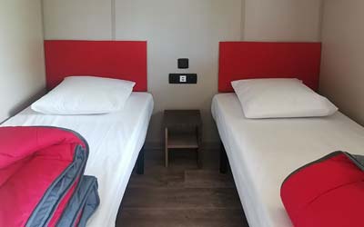 Deux lits simples dans le chalet Nantes 5 personnes au camping les Chalands Fleuris