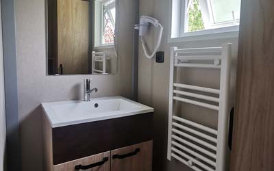 Bathroom of the chalet for rent near Saint-Nazaire in the flowered Chalands campig