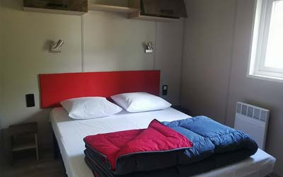 Vue de la chambre parentale de la location Nantes 5 personnes au camping les Chalands Fleuris