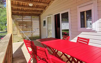 La terrasse couverte et le salon de jardin du modèle de chalet Nantes