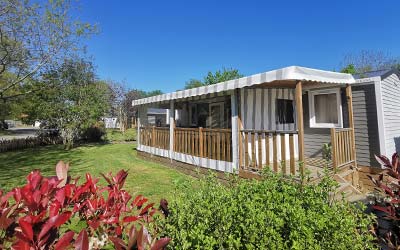 Vue d'un mobil-home à louer au camping les Chalands Fleuris à Saint-André-des-Eaux