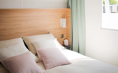 Vue de la chambre d'un mobil-home à louer avec 1 lit double en Bretagne sud